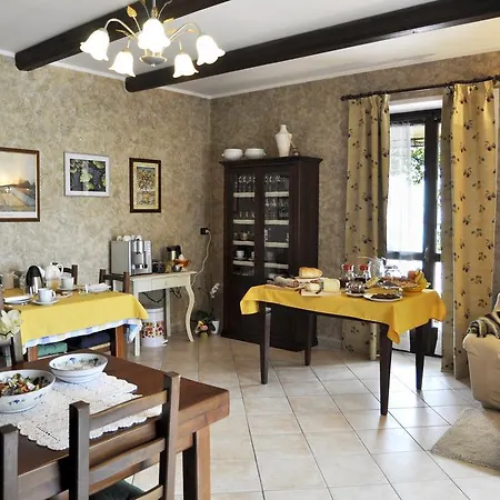 Agriturismo Revello Couette-café *